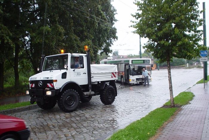 Abschleppwagen vom Typ DB UNIMOG 427/10 beim Ankuppeln des Gelenkobusses 039